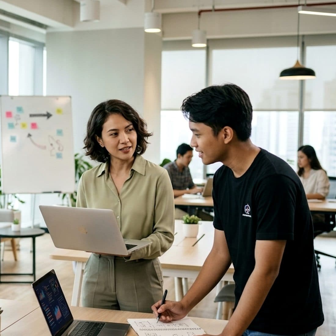 Mentor membimbing mahasiswa magang di kantor